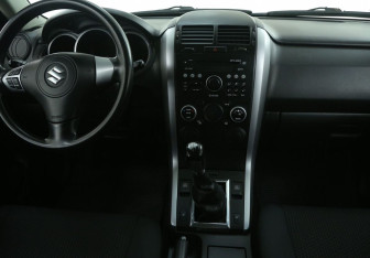 Подержанный автомобиль Suzuki Grand Vitara 2013 года (12 фото)