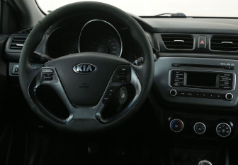 Подержанный автомобиль Kia Rio Sedan 2015 года (14 фото)