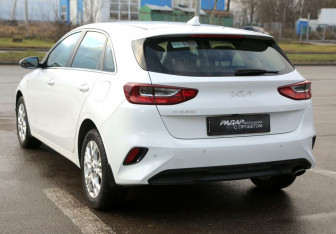 Подержанный автомобиль Kia Ceed Hatchback 2022 года (4 фото)