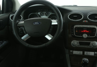 Подержанный автомобиль Ford Focus Sedan 2008 года (14 фото)