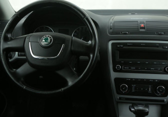 Подержанный автомобиль Skoda Octavia Liftback 2012 года (14 фото)