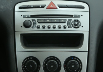Подержанный автомобиль Peugeot 408 2012 года (13 фото)