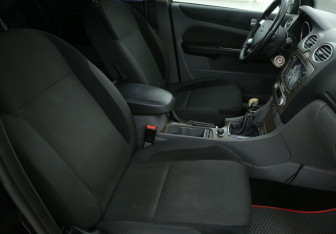 Подержанный автомобиль Ford Focus Hatchback 2008 года (10 фото)
