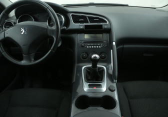 Подержанный автомобиль Peugeot 3008 2011 года (12 фото)