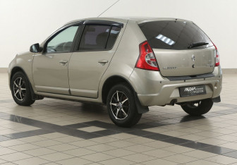 Подержанный автомобиль Renault Sandero 2011 года (2 фото)