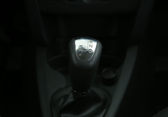 Подержанный автомобиль Renault Sandero 2015 года (13 фото)