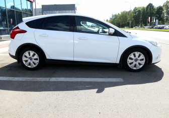 Подержанный автомобиль Ford Focus Hatchback 2014 года (7 фото)
