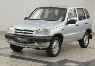 Подержанный автомобиль Chevrolet Niva 2004 года (8 фото)