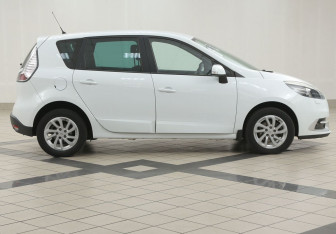 Подержанный автомобиль Renault Scenic 2012 года (5 фото)