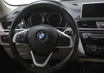 Подержанный автомобиль BMW X1 2020 года (10 фото)