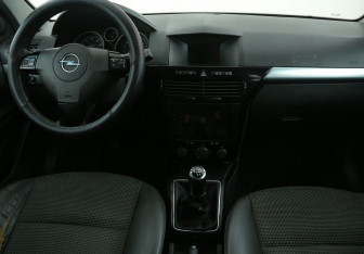 Подержанный автомобиль Opel Astra Sedan 2008 года (12 фото)