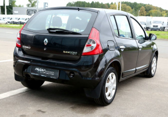 Подержанный автомобиль Renault Sandero 2011 года (6 фото)