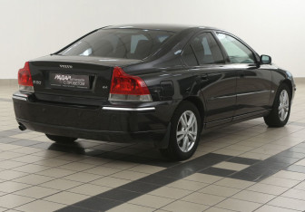 Подержанный автомобиль Volvo S60 2005 года (4 фото)