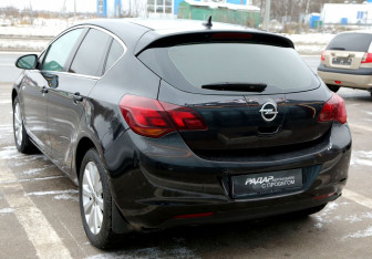 Подержанный автомобиль Opel Astra Hatchback 2011 года (4 фото)