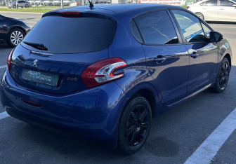 Подержанный автомобиль Peugeot 208 2013 года (4 фото)