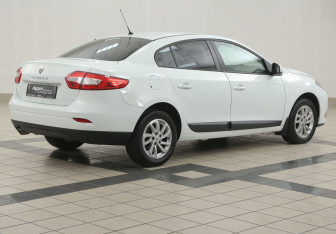 Подержанный автомобиль Renault Fluence 2015 года (4 фото)