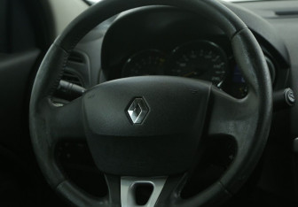 Подержанный автомобиль Renault Fluence 2011 года (16 фото)