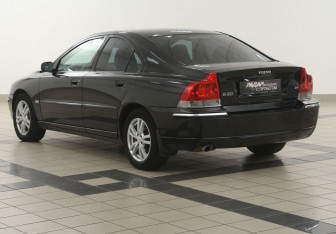 Подержанный автомобиль Volvo S60 2005 года (2 фото)