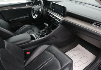 Подержанный автомобиль Kia K5 2021 года (16 фото)