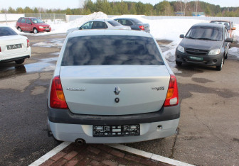 Подержанный автомобиль Renault Logan Sedan 2008 года (6 фото)