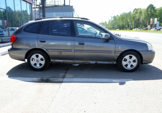 Подержанный автомобиль Kia Rio Wagon 2004 года (7 фото)