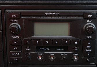 Подержанный автомобиль Volkswagen Passat Sedan 2003 года (15 фото)