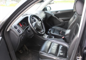 Подержанный автомобиль Volkswagen Tiguan 2008 года (10 фото)
