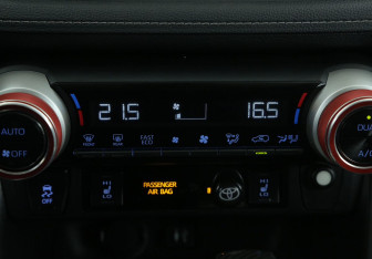 Подержанный автомобиль Toyota RAV4 2020 года (20 фото)