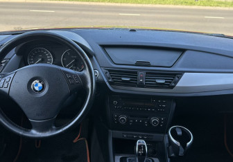 Подержанный автомобиль BMW X1 2013 года (8 фото)