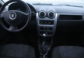 Подержанный автомобиль Renault Logan Sedan 2011 года (12 фото)