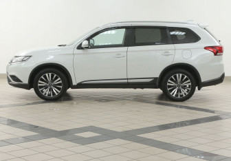 Подержанный автомобиль Mitsubishi Outlander 2021 года (7 фото)