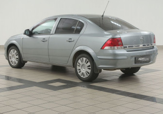 Подержанный автомобиль Opel Astra Sedan 2012 года (2 фото)
