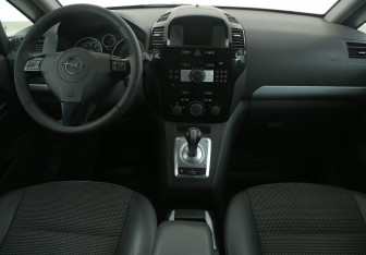 Подержанный автомобиль Opel Zafira Compactvan 2008 года (12 фото)
