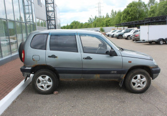 Подержанный автомобиль Chevrolet Niva 2008 года (8 фото)