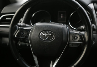 Подержанный автомобиль Toyota Camry Sedan 2018 года (15 фото)