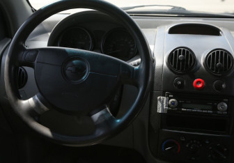 Подержанный автомобиль Chevrolet Aveo Sedan 2004 года (14 фото)