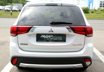 Подержанный автомобиль Mitsubishi Outlander 2018 года (5 фото)