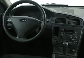 Подержанный автомобиль Volvo S60 2002 года (16 фото)
