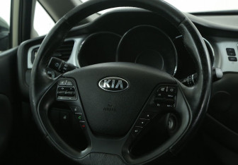 Подержанный автомобиль Kia Ceed Hatchback 2012 года (16 фото)