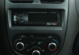 Подержанный автомобиль Peugeot 206 Hatchback 2004 года (13 фото)