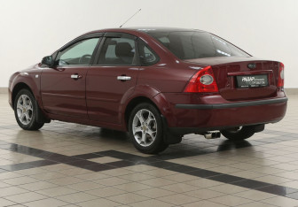 Подержанный автомобиль Ford Focus Sedan 2006 года (2 фото)