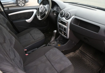 Подержанный автомобиль Renault Sandero 2011 года (9 фото)