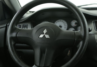 Подержанный автомобиль Mitsubishi Lancer Sedan 2006 года (16 фото)
