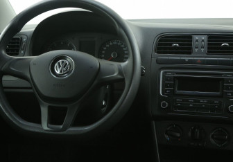 Подержанный автомобиль Volkswagen Polo Sedan 2015 года (14 фото)
