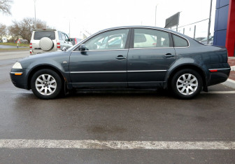 Подержанный автомобиль Volkswagen Passat Sedan 2003 года (8 фото)