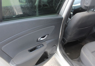 Подержанный автомобиль Renault Fluence 2011 года (11 фото)