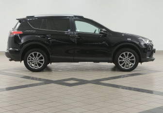 Подержанный автомобиль Toyota RAV4 2017 года (5 фото)