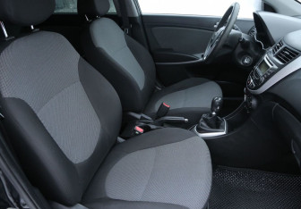 Подержанный автомобиль Hyundai Solaris Sedan 2013 года (10 фото)