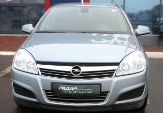 Подержанный автомобиль Opel Astra Sedan 2012 года (2 фото)