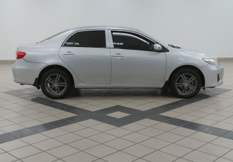 Подержанный автомобиль Toyota Corolla Sedan 2011 года (3 фото)